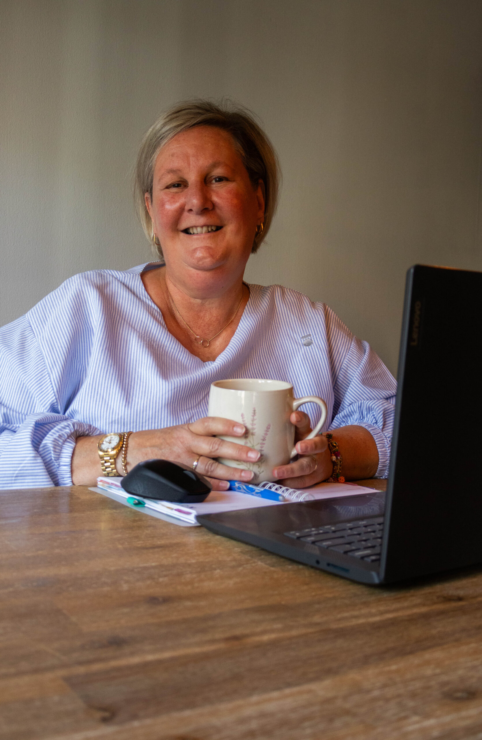 Marianne achter laptop
